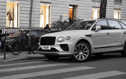 Władze Paryża chcą, by właściciele SUV-ów płacili więcej za parkowanie.