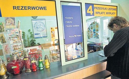 Znicze można kupić na poczcie przez cały rok. Urzędy handlują też m.in. ziemią do kwiatów, ubraniami