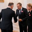 Prezydent Andrzej Duda wita się z przewodniczącym PO Donaldem Tuskiem