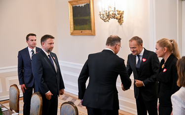 Prezydent Andrzej Duda wita się z przewodniczącym PO Donaldem Tuskiem