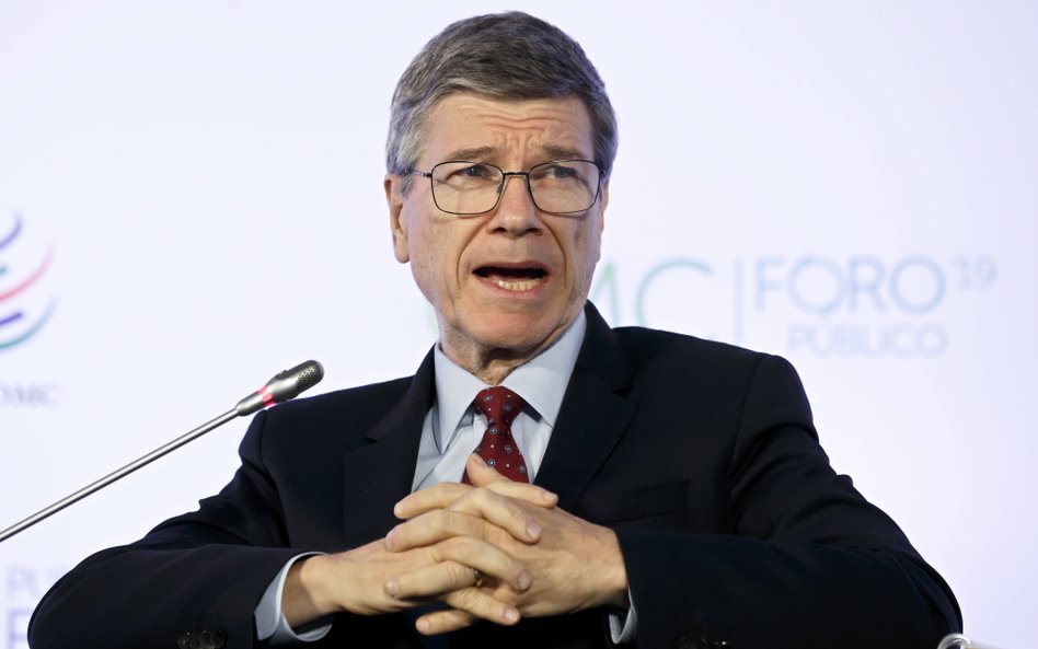 Jeffrey David Sachs w celu rozwiązania kryzysów gospodarczych doradzał stosowanie tzw. terapii szoko