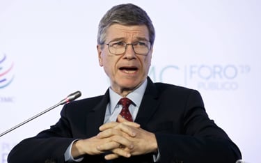 Jeffrey David Sachs w celu rozwiązania kryzysów gospodarczych doradzał stosowanie tzw. terapii szoko