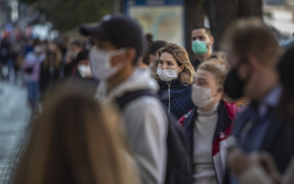 Tłum pod punktem testowania na COVID-19 w Pradze