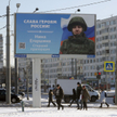Plakat z hasłem "Chwała bohaterom Rosji"