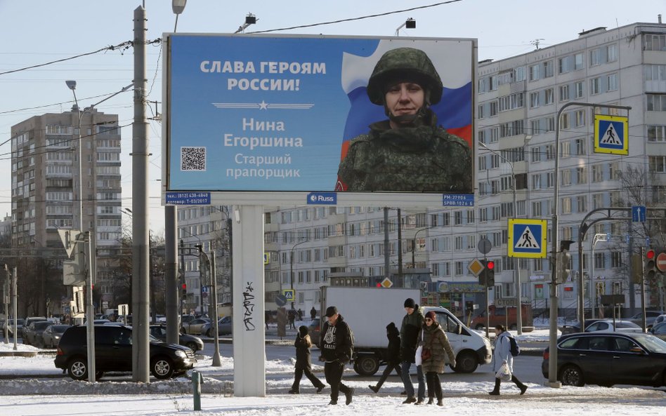 Plakat z hasłem "Chwała bohaterom Rosji"