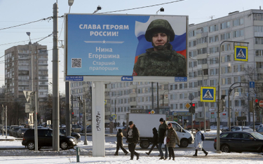 Plakat z hasłem "Chwała bohaterom Rosji"