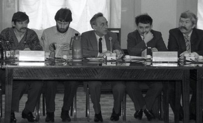 Obrady Okrąłego Stołu w lutym 1989 r. Od lewej: Alojzy Pietrzyk, Władysław Frasyniuk, Tadeusz Mazowi