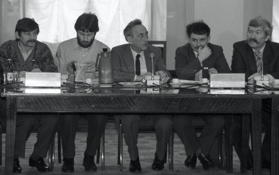 Obrady Okrąłego Stołu w lutym 1989 r. Od lewej: Alojzy Pietrzyk, Władysław Frasyniuk, Tadeusz Mazowi