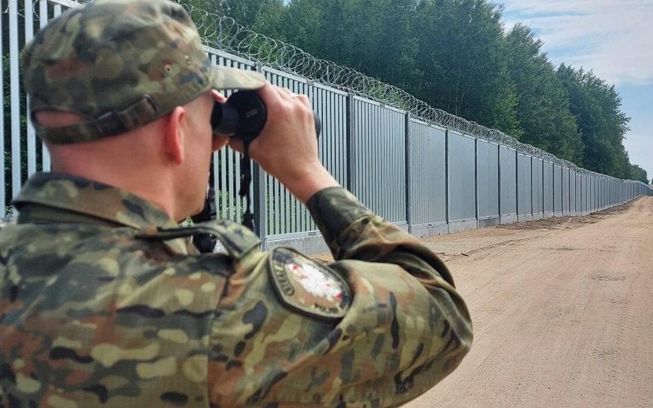 Na wybudowanym wzdłuż granicy z Białorusią murze instalowane są m.in. kamery i detektory ruchu