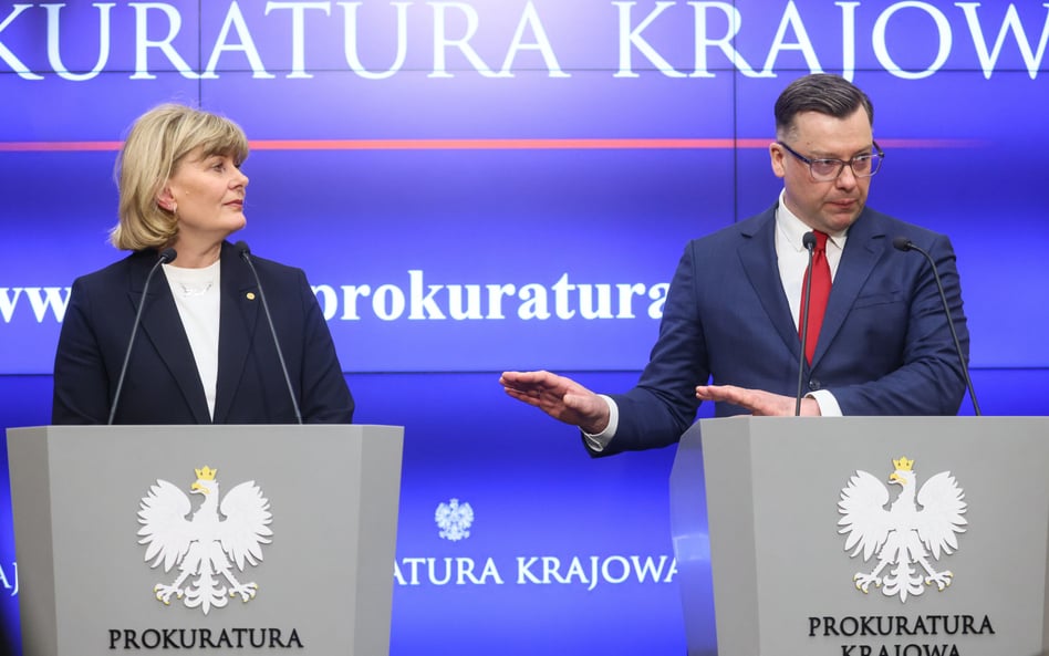 Rzecznik prasowa Prokuratora Generalnego Anna Adamiak (L) i rzecznik Prokuratury Krajowej Przemysław