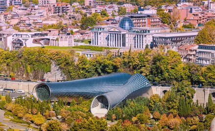 Awangardowa forma gmachu mocno kontrastuje z historycznymi budynkami Tbilisi.