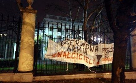 Święto niepodległości. Transparent przed ambasadą Federacji Rosyjskiej