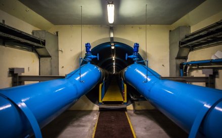 Wejście do tunelu, przez który prowadzą przewody tłoczne i przejście dla pracowników. Tunel ma około