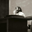 Julio Cortázar podczas wykładu w Berkeley, rok 1980. Fot. Carol Dunlop