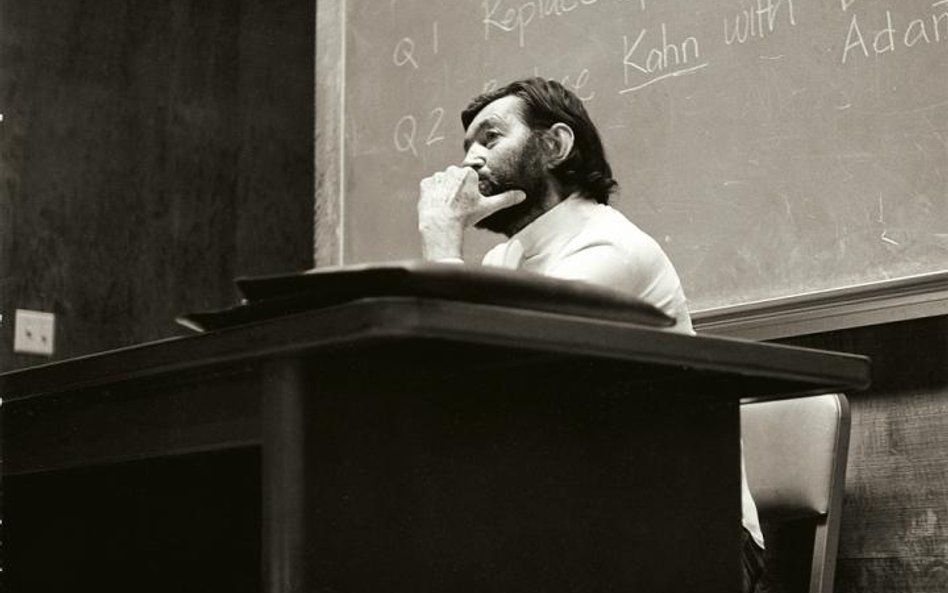 Julio Cortázar podczas wykładu w Berkeley, rok 1980. Fot. Carol Dunlop