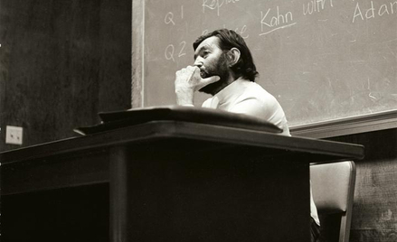 Julio Cortázar podczas wykładu w Berkeley, rok 1980. Fot. Carol Dunlop