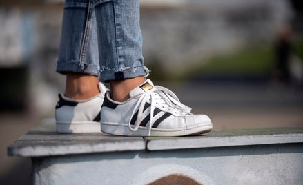 Klienci mogli w sklepie internetowym Eastend kupić buty znanych marek sportowych, takich jak Adidas,