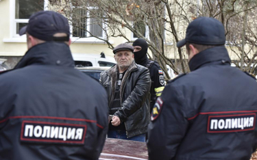Krym, koniec listopada. Rosyjscy policjanci prowadzą aresztowanego