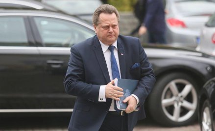 Wiceminister spraw wewnętrznych i administracji Jarosław Zieliński w drodze na wspólne posiedzenie s