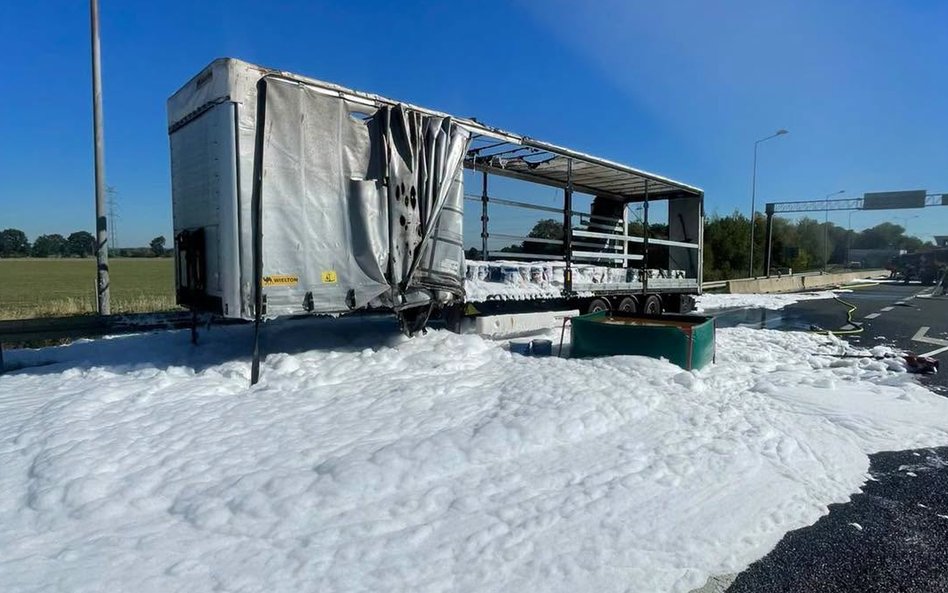 Pożar naczepy ciężarówki w pobliżu autostrady A4