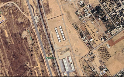 Zdjęcie satelitarne, na którym widać zbiorniki z paliwem