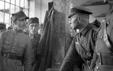 Przesłuchanie polskiego żołnierza w 1939 r.