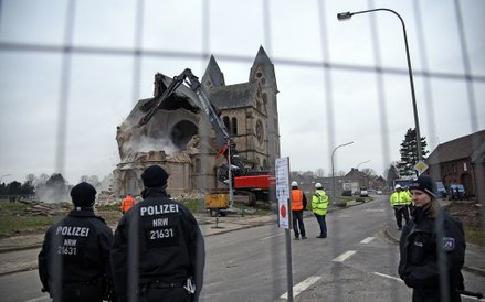 Prace rozbiórkowe neoromańskiej katedry św. Lamberta w Immerath