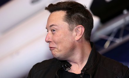 Elon Musk wchodzi w Twittera