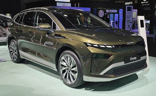 Skoda pokazała na salonie w Belgii zmodernizowaną Skodę Enyaq. Z zewnątrz najbardziej zmienił się pr