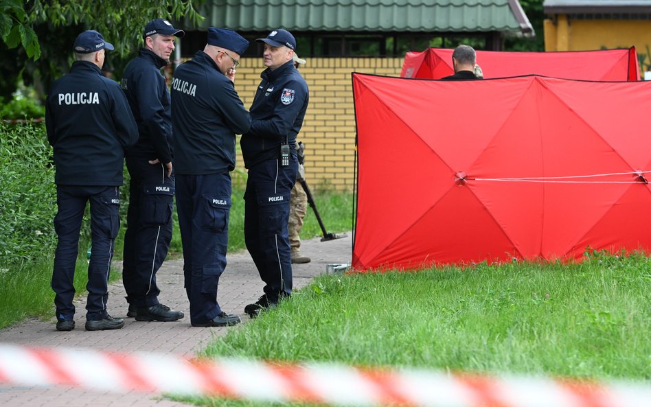 Funkcjonariusze policji w pobliżu miejsca strzelaniny przy ulicy Królowej Jadwigi w Białej Podlaskie