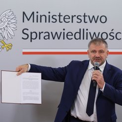 Minister sprawiedliwości Waldemar Żurek podczas prezentacji projektu ustawy praworządnościowej