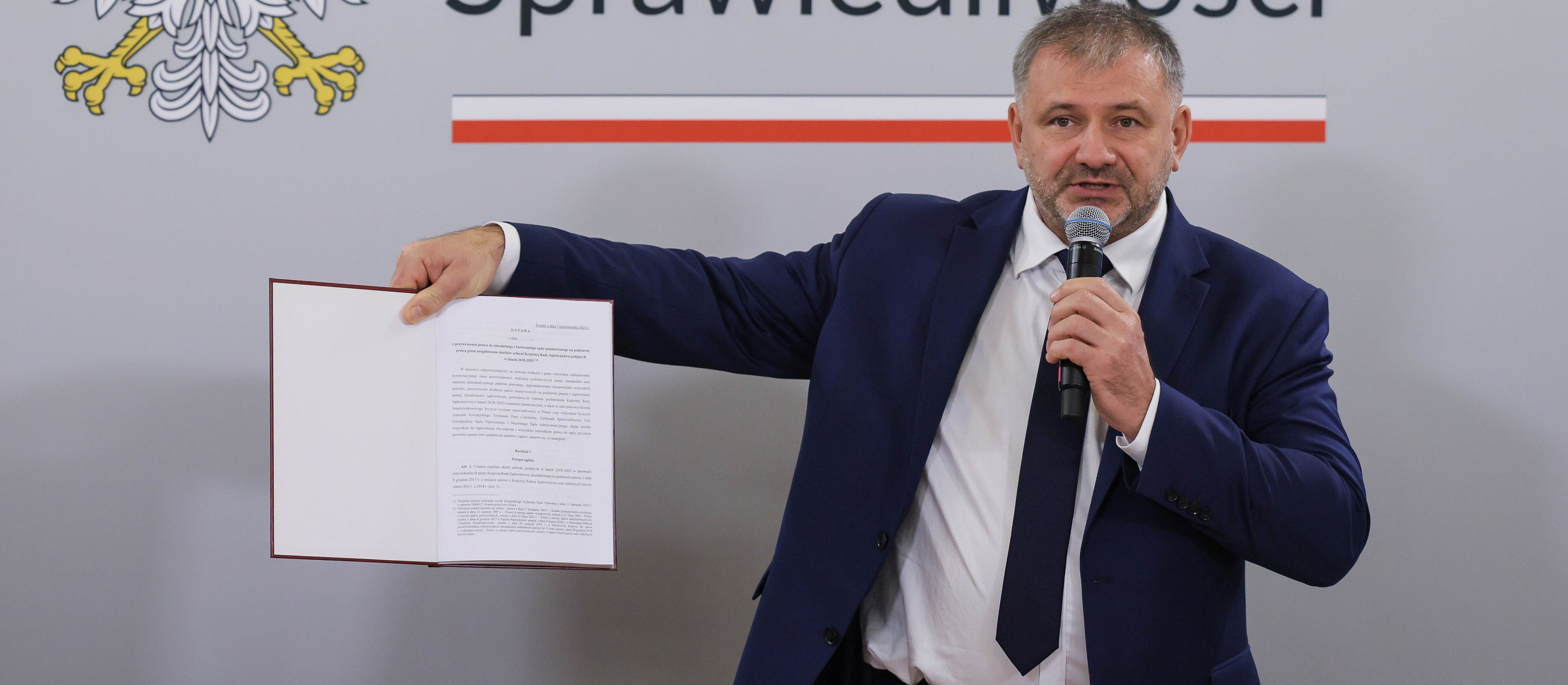 Мацей Гутовски, Пётр Кардаш: жёлтая карточка за Закон о верховенстве закона