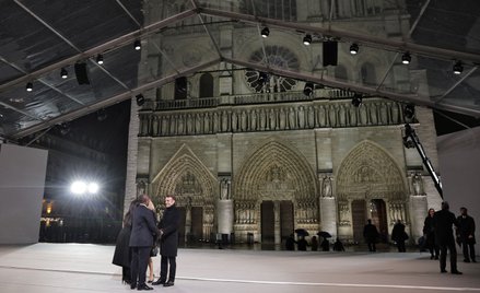 Prezydent Francji Emmanuel Macron wita gości przed rozpoczęciem ceremonii ponownego otwarcia katedry