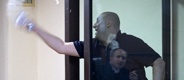 Nika Melia, jeden z liderów opozycyjnej Koalicji na rzecz zmian, próbuje oblać wodą sędzięgo podczas