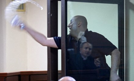 Nika Melia, jeden z liderów opozycyjnej Koalicji na rzecz zmian, próbuje oblać wodą sędzięgo podczas