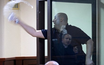 Nika Melia, jeden z liderów opozycyjnej Koalicji na rzecz zmian, próbuje oblać wodą sędzięgo podczas