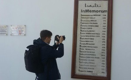 Tablica upamiętniająca 22 osoby, które 18 marca 2015 r. zginęły w zamachu terrorystycznym w muzeum a