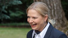 Senator KO Monika Piątkowska. Na konferencji prasowej z udziałem premiera Donalda Tuska i wicepremie