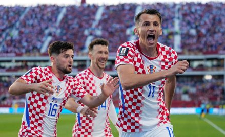 Ante Budimir, Ivan Perisic i Martin Baturina cieszą się z bramki w meczu Panama – Chorwacja