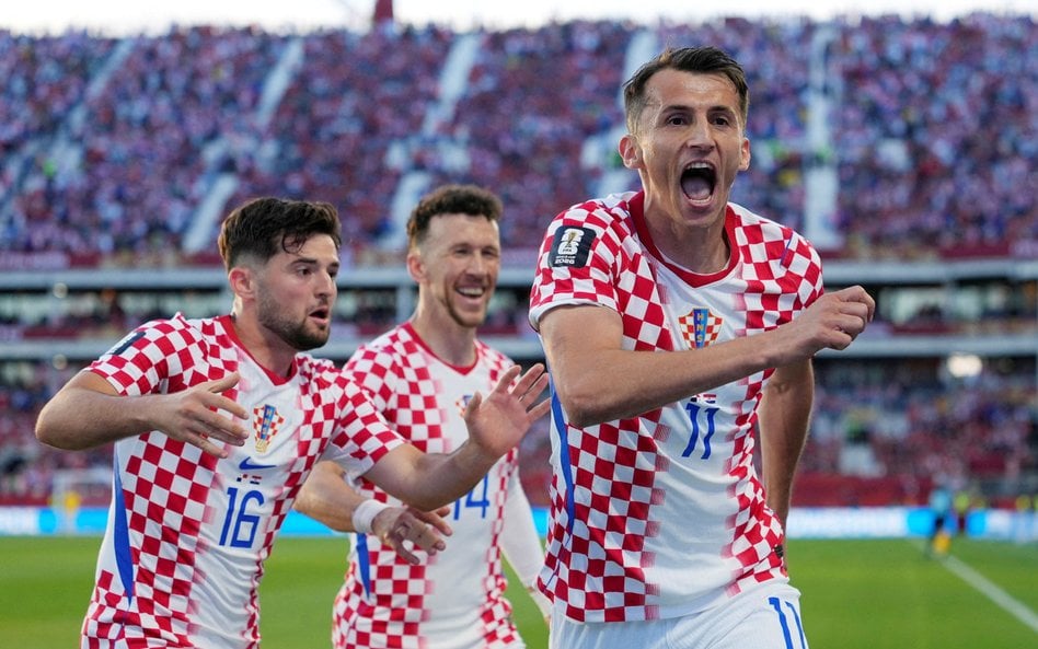 Ante Budimir, Ivan Perisic i Martin Baturina cieszą się z bramki w meczu Panama – Chorwacja