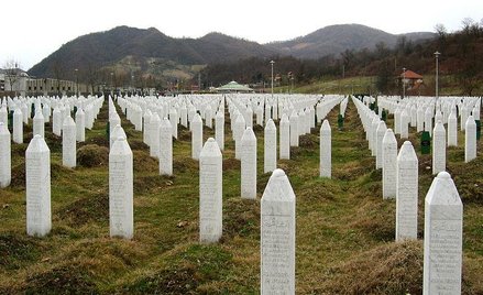 Cmentarz ofiar pogromu pod Srebrenicą (Creative Commons Attribution-Share Alike 3.0 Unported license