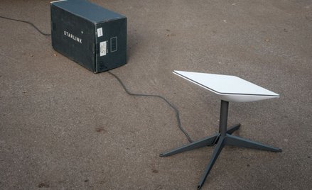 "FT": Ukraińscy żołnierze zgłaszają awarie Starlinków. "Utrudnienia w ofensywie"