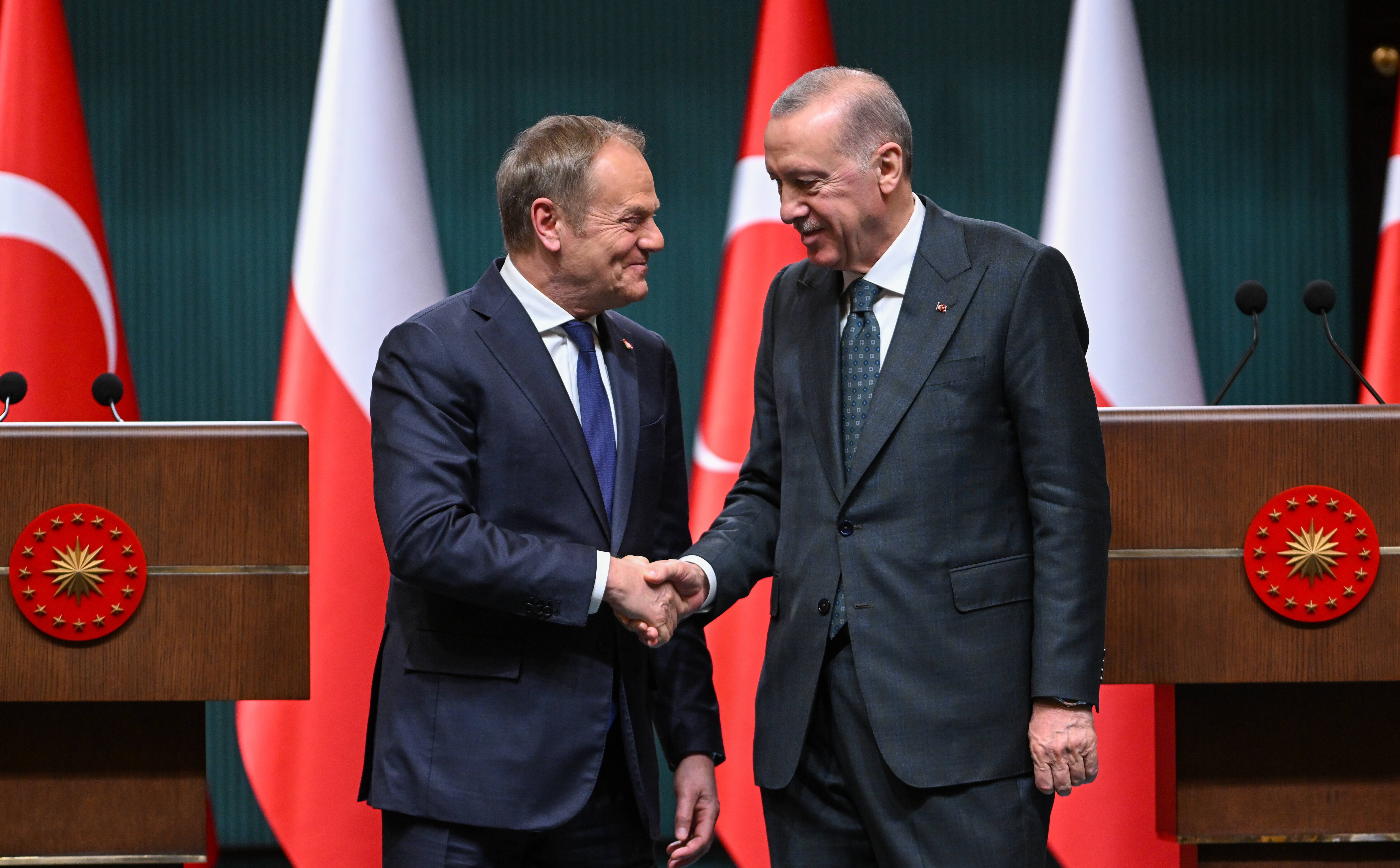 Donald Tusk nie zgłosił drogocennego prezentu od Erdogana. Czy złamał prawo?