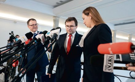 Arkadiusz Czartoryski, Zbigniew Girzyński (w środku) i Małgorzata Janowska po konferencji prasowej, 