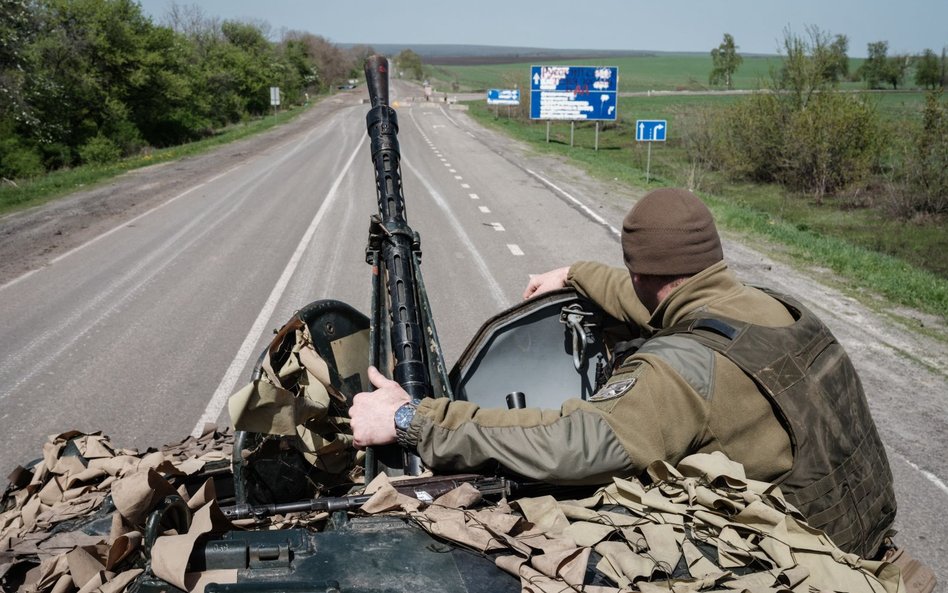 Ukraiński transporter opancerzony na drodze w pobliżu Słowiańska