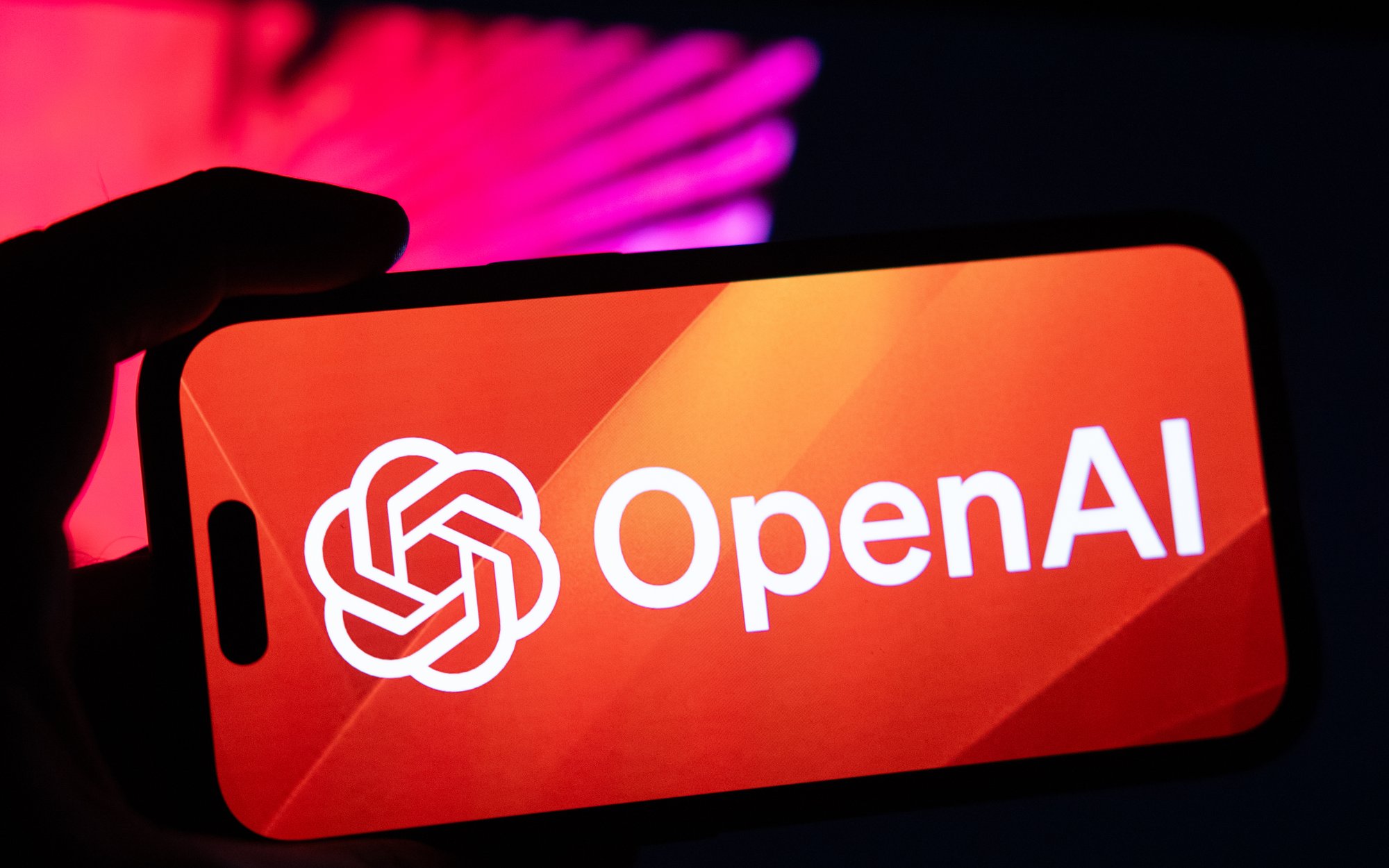 Gemini i Claude kruszą monopol OpenAI i jego ChatGPT. Boty przejmują ruch w sieci