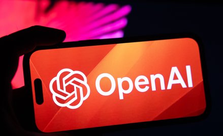 Zła informacja dla OpenAI przed planowanym debiutem giełdowym. ChatGPT traci pozycję narzecz rywali