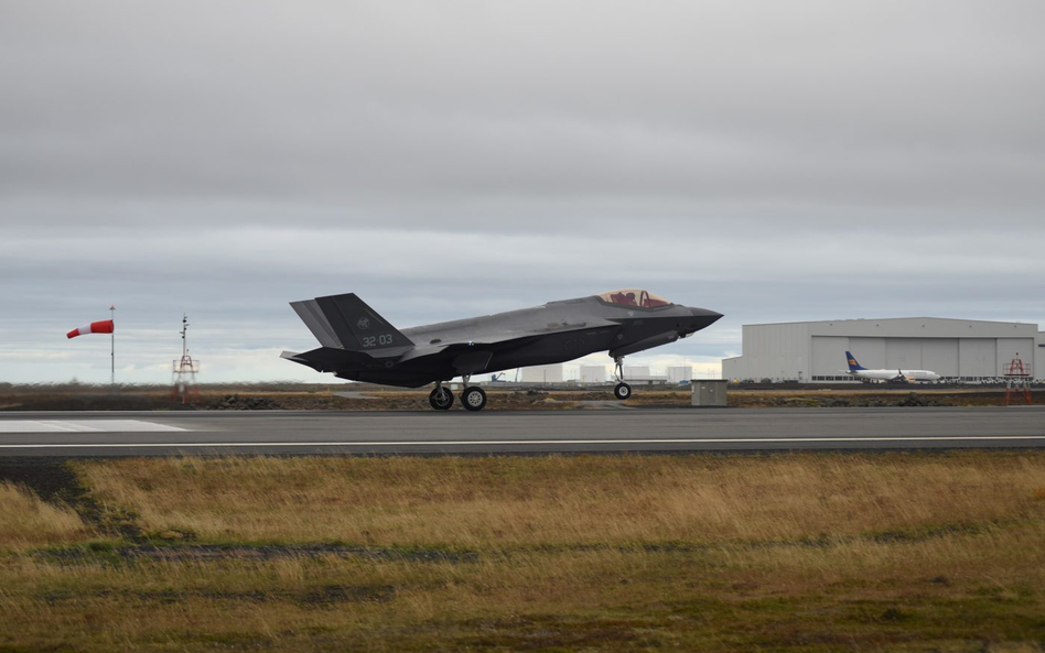 Włoski F-35A ląduje na lotnisku Keflavik na Islandii. Fot./Siły Powietrzne Włoch.