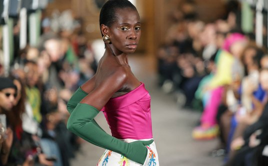 Pokaz marki Imane Ayissi w czasie tygodnia mody w Paryżu w styczniu tego roku.