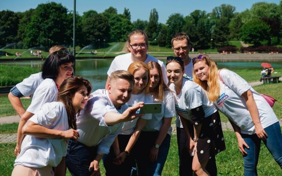 Nowa twarz ludowców. Kandydujący w Warszawie Jakub Stefaniak (w środku) otacza się ludźmi jeszcze mł